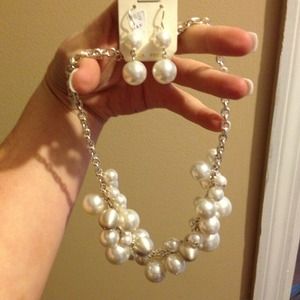 ✨REDUCED✨ 'Pearl bunch' necklace and earrings!