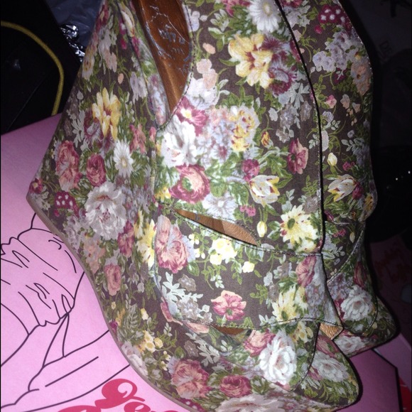 Jeffrey Campbell floral wedges size 6.5