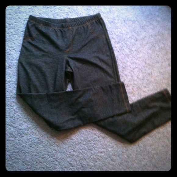 * Sold in bundle *Super comfy capri jeggings.