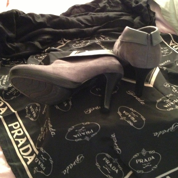 Reduced💝🎈 NWT/NWB gorgeous gray shoeties. - Picture 2 of 3