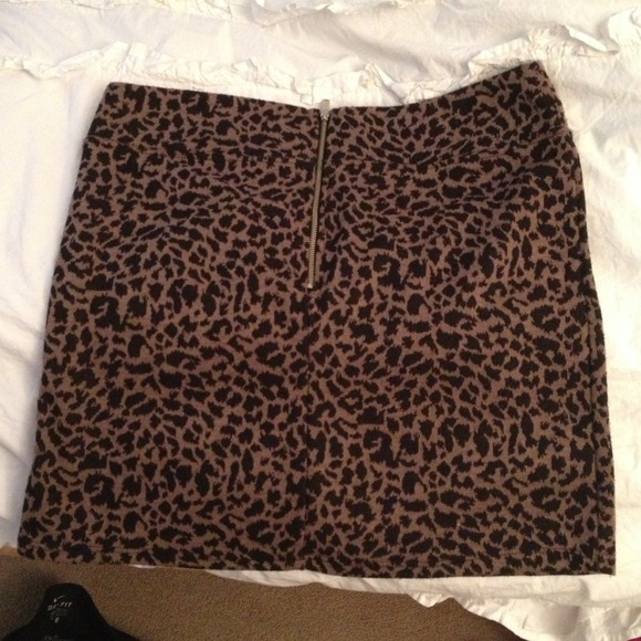 REDUCED PRICE! Cheetah print mini skirt - Picture 2 of 2
