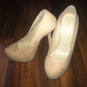 Shoedazzle tan 7 1/2 worn once Comes in shoe bag