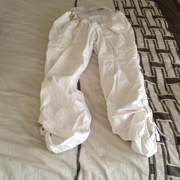 can be pants or capris size L maternity