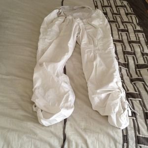 can be pants or capris size L maternity