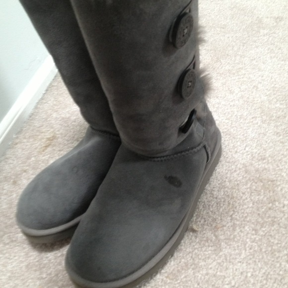***SOLD*** Light gray UGGS - Picture 4 of 4