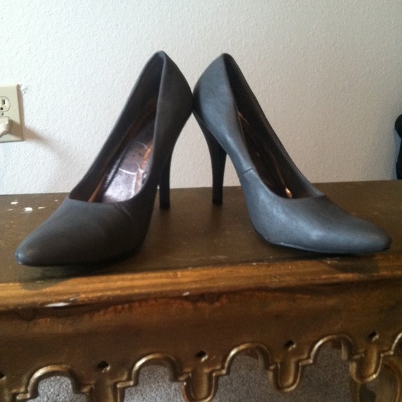 Gray pumps