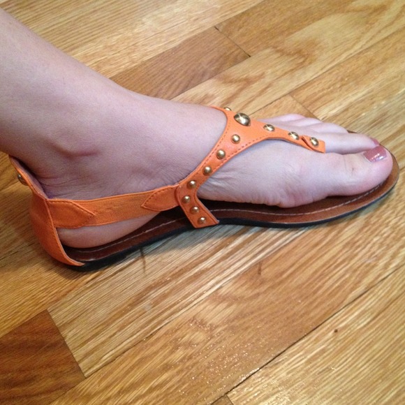 💥SOLD 💥Cute Sandals - Picture 2 of 3