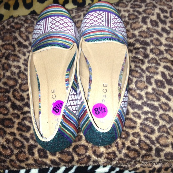 Tribal/Aztec print flats !