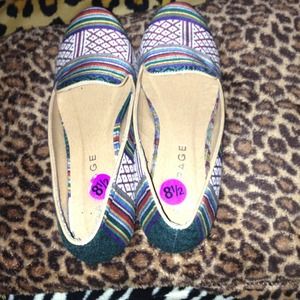 Tribal/Aztec print flats !