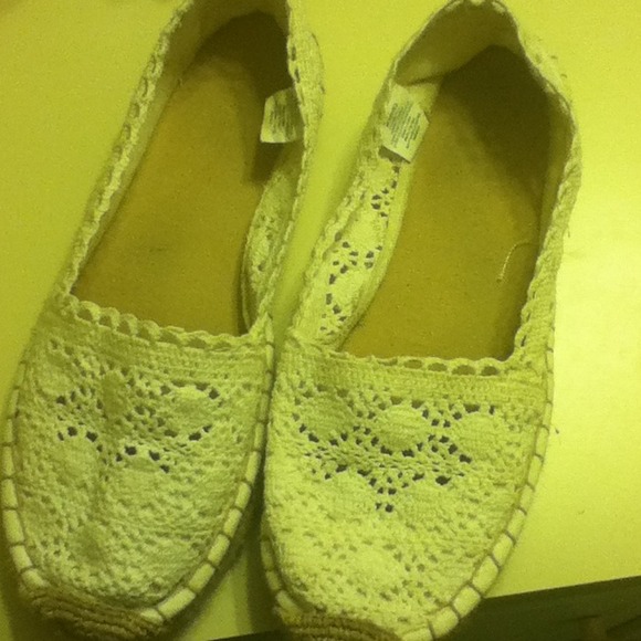 Old Navy lace imitation Tom's