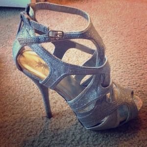 Size 8 silver sparkle heels