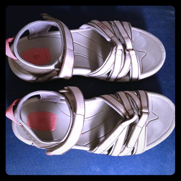 REDUCED price! A comfy and very light sandals!