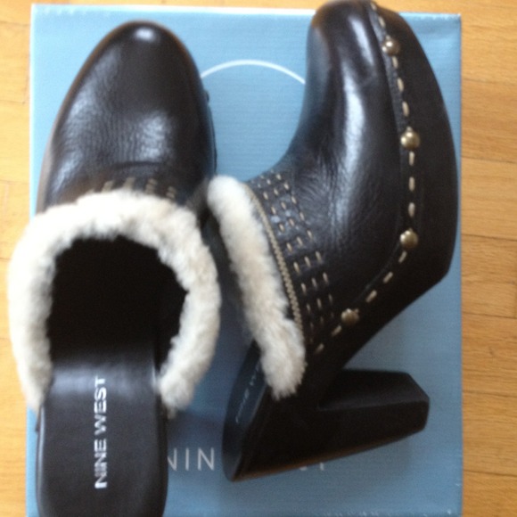 Nine West black leather clogs w fur trim NWT