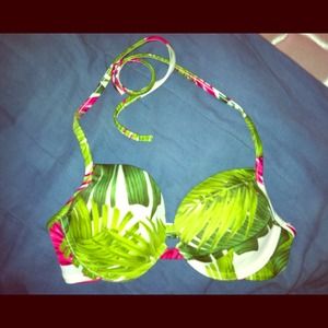 @kaylieboettner VS push up bathing suit top