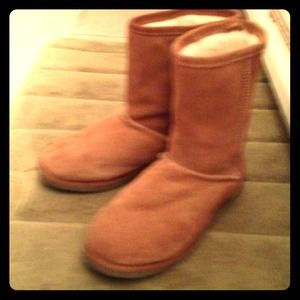 💢REDUCED 25%💢 UGG inspired, cold weather boots