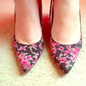 Black/red floral ponity toe heels