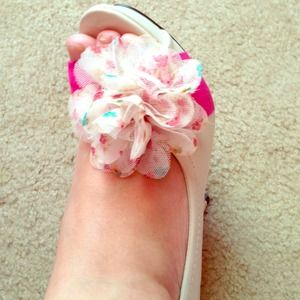 White Nd hot pink heel with adorable flower decor