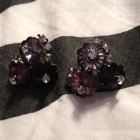 NWOT stud earrings.