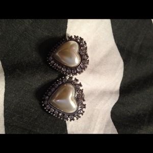 NWOT heart stud earrings