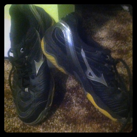 Mizuno volleyball shoes bran new.