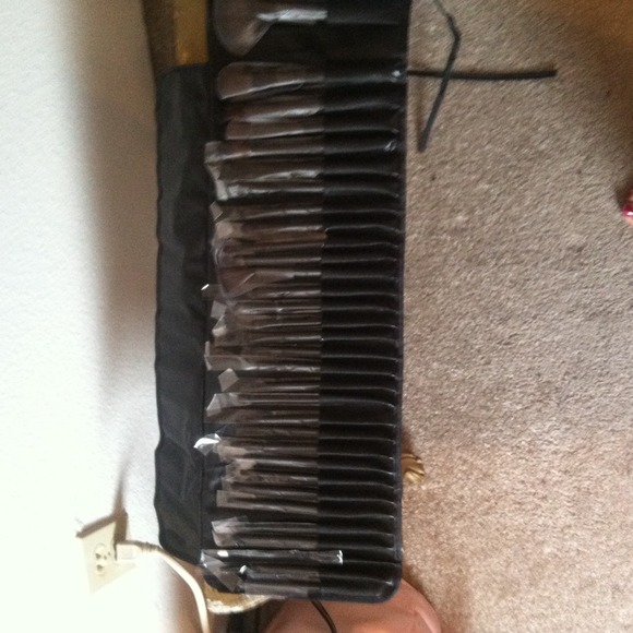 32 peace pro. Makeup brush set