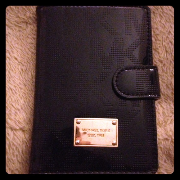 Michael Kors Wallet. TRADED