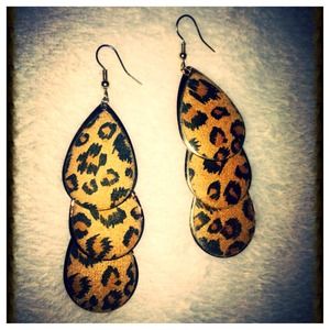 Leopard Dangling Earrings!