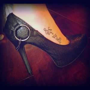 Black faux alligator skin heels size 6