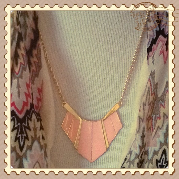 🎀GIFTED🎀 Pink & Gold-Tone Aztec Necklace - Picture 4 of 4