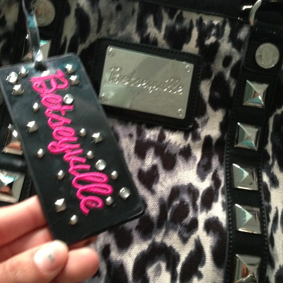 Perfect condition betsey Johnson purse! - Picture 2 of 3