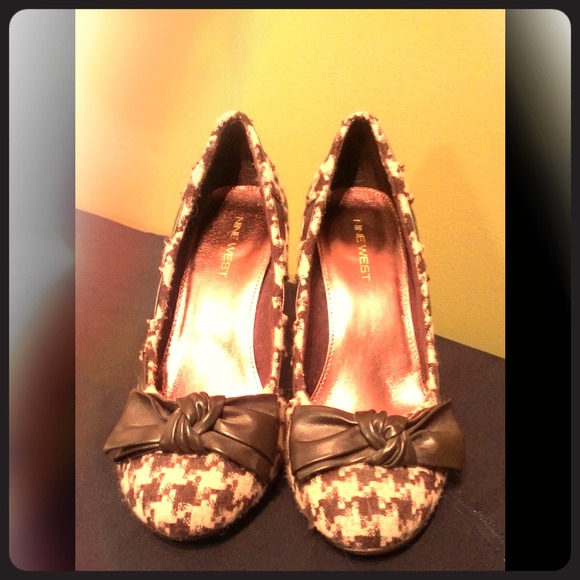 ***Reduced. Cute, classic houndstooth  heels