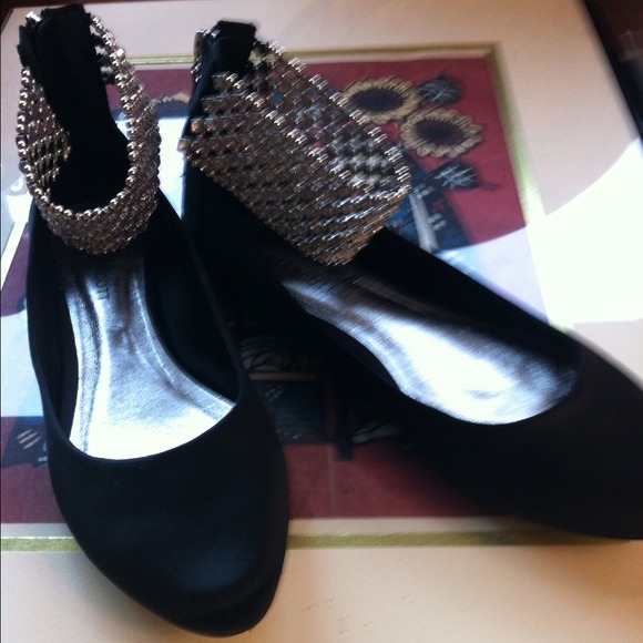 Bejeweled Strap Black Ballet flats.