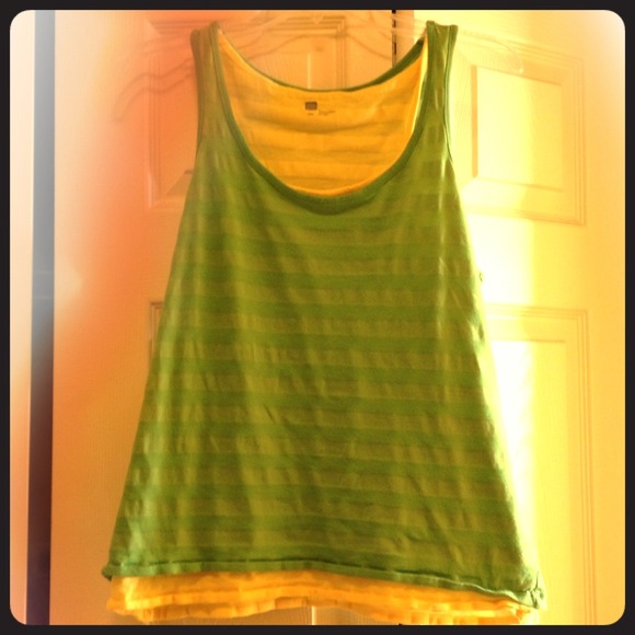 📍SOLD📍2 Tank tops - Picture 1 of 4