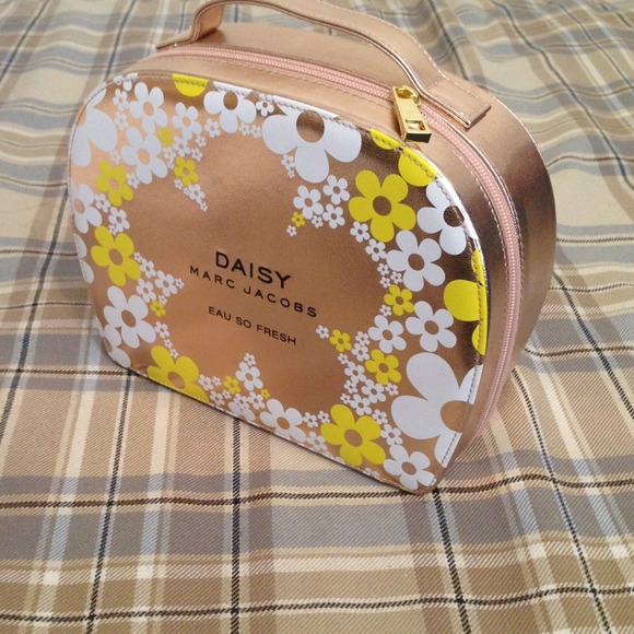 marc jacobs powder box！