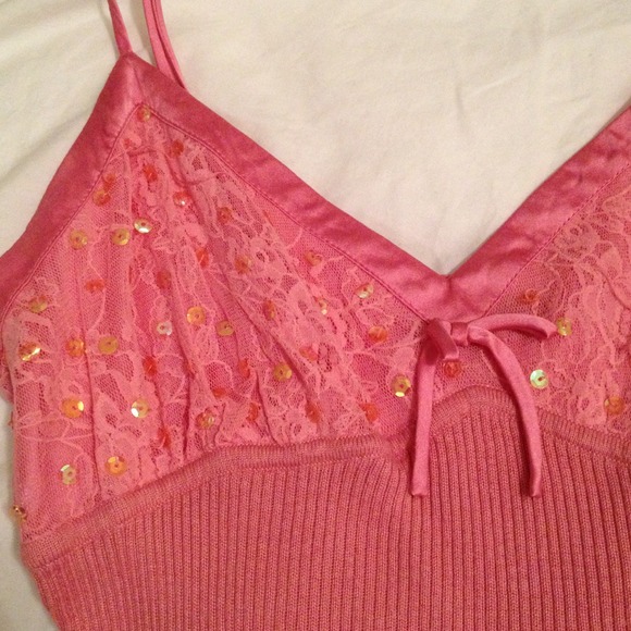 Pink spaghetti strap shirt - Picture 2 of 3