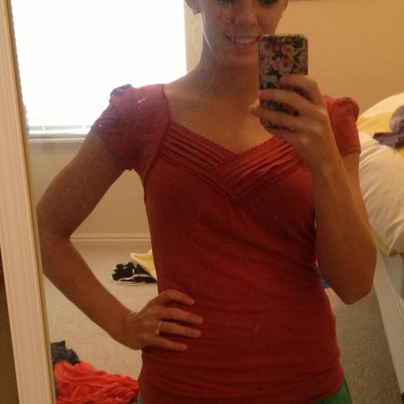 *BUnDLED* Adorable red vneck top