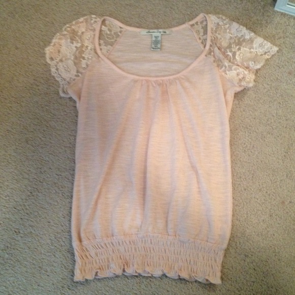 **SOLD** Light pink lace sleeve tee