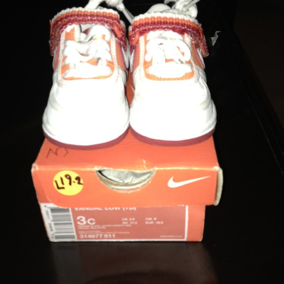 BRAND NEW NIKE SNEAKERS