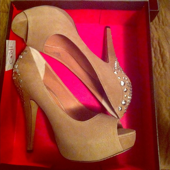 Reserved. Vince Camuto heels sz 7.