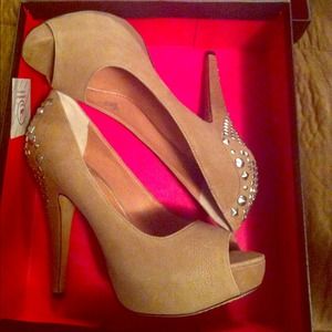 Reserved. Vince Camuto heels sz 7.