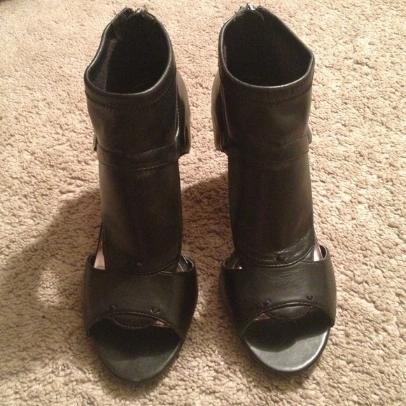 🚫SOLD IN BUNDLE🚫Black cutout leather boots - Picture 2 of 4