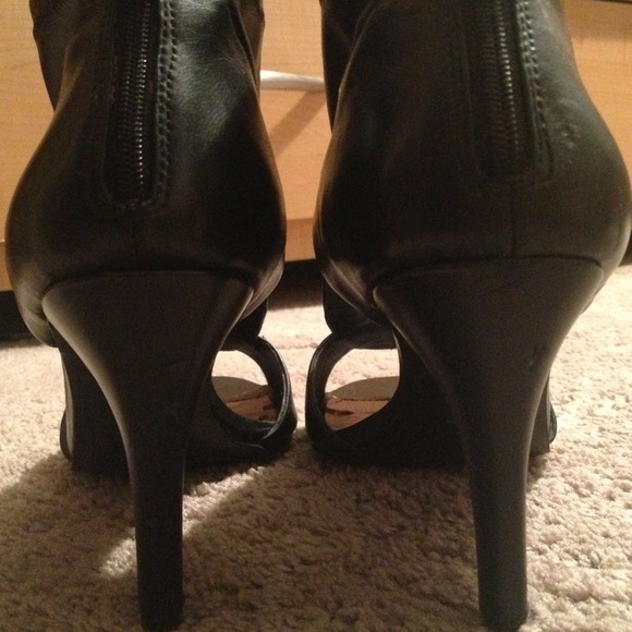 🚫SOLD IN BUNDLE🚫Black cutout leather boots - Picture 3 of 4