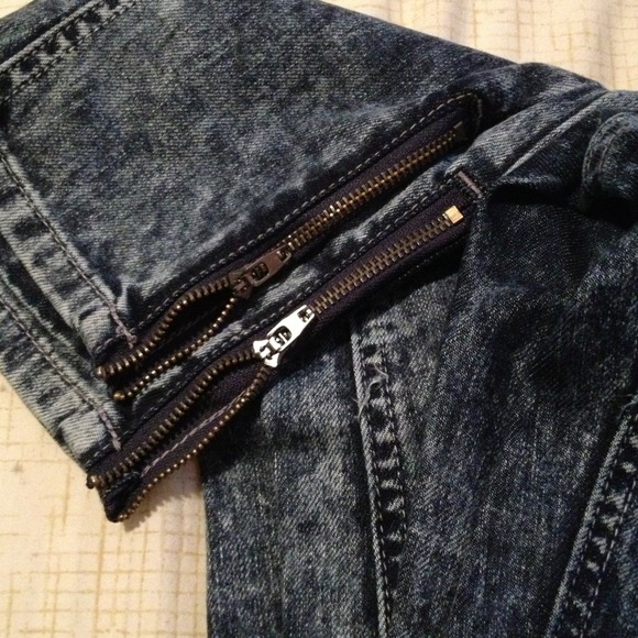 Acid Washed Denim - Picture 2 of 4
