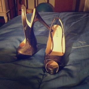 Metallic silver Guess pumps