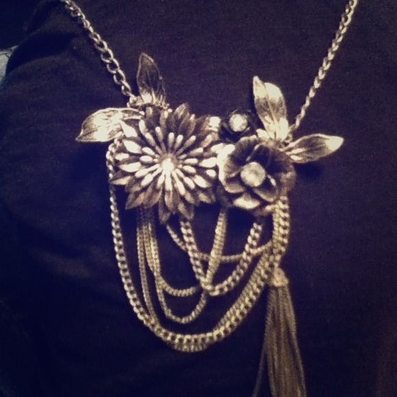 Silver flower necklace with rhinestones