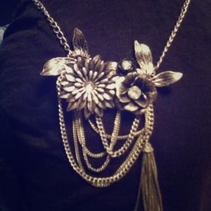 Silver flower necklace with rhinestones
