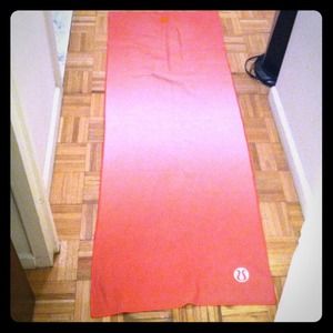 Lululemon pink/white Skidless towel mat