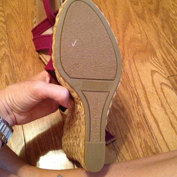 Banana Republic magenta wedges. Perfect for summer - Picture 3 of 4