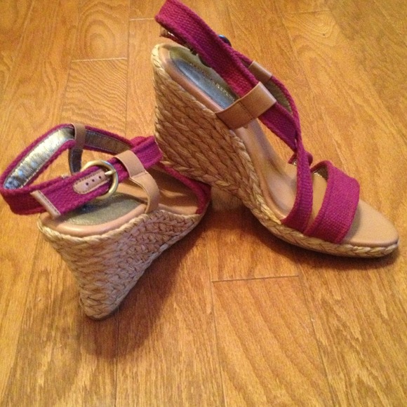 Banana Republic magenta wedges. Perfect for summer - Picture 4 of 4