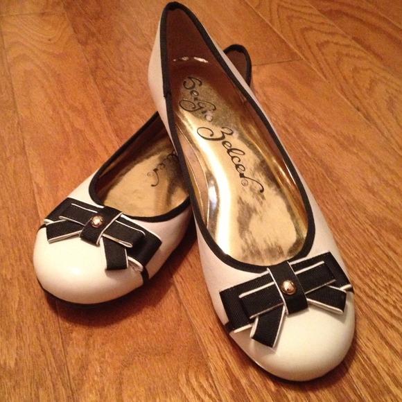 Sergio Zelcer Cream shoes with black bow - Picture 1 of 4